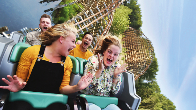 Walibi meisjes in de achtbaan