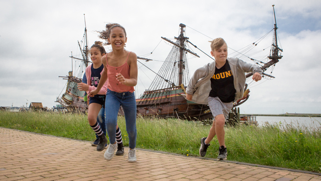 Batavialand Kinderen bij t schip