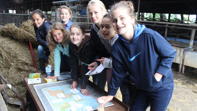 Boerderijeducatie Groepje in de stal