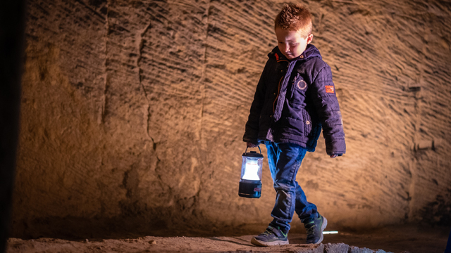 Gemeentegrot Valkenburg jongetje in de grot