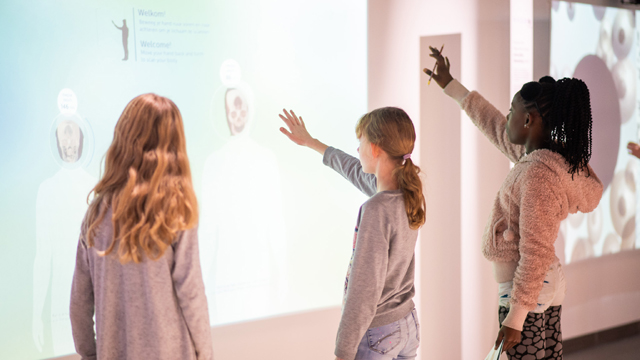Philips Museum Opdracht met 3 meisjes