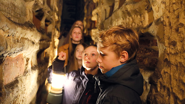 Romeins Katakomben kids bij de stenen