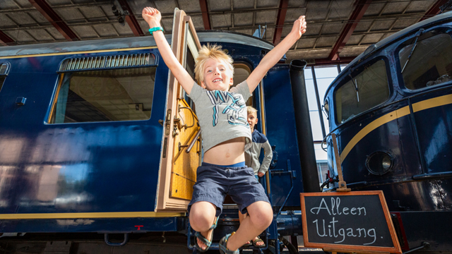 Spoorwegmuseum Juichend jongetje v2