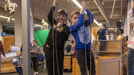 Ontdekfabriek header hangen
